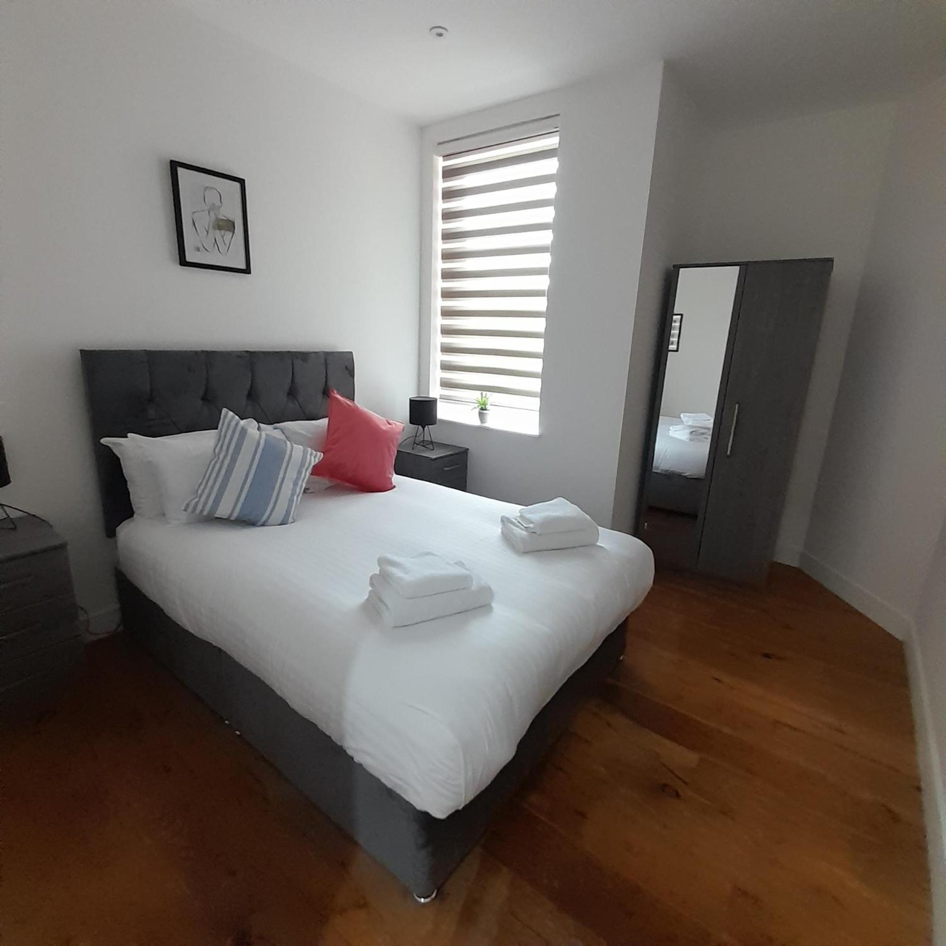 Deluxe Chic 1 2 Bed Apts Near Heathrow Legoland Windsor Slough Villa Exterior photo