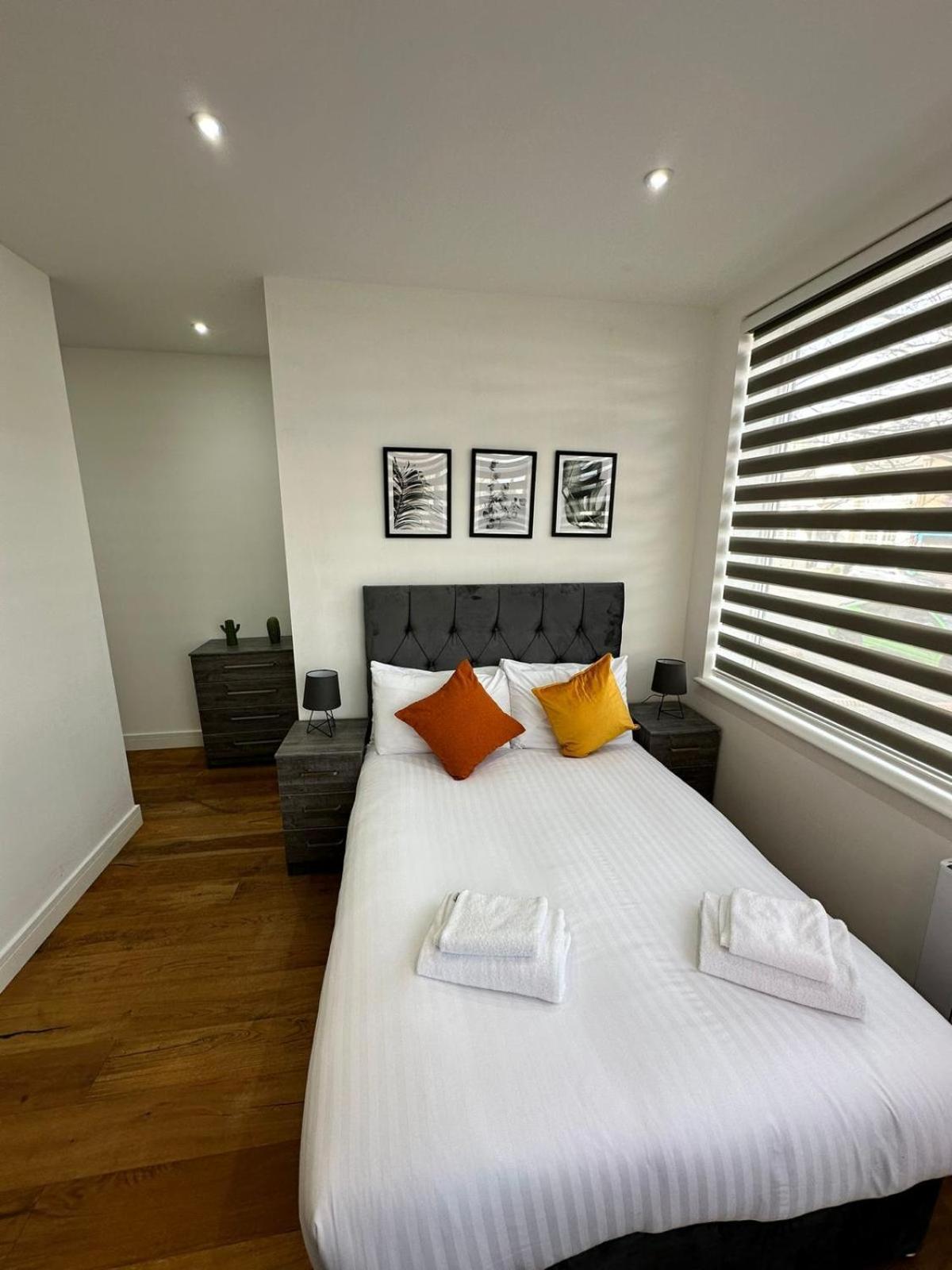 Deluxe Chic 1 2 Bed Apts Near Heathrow Legoland Windsor Slough Villa Exterior photo