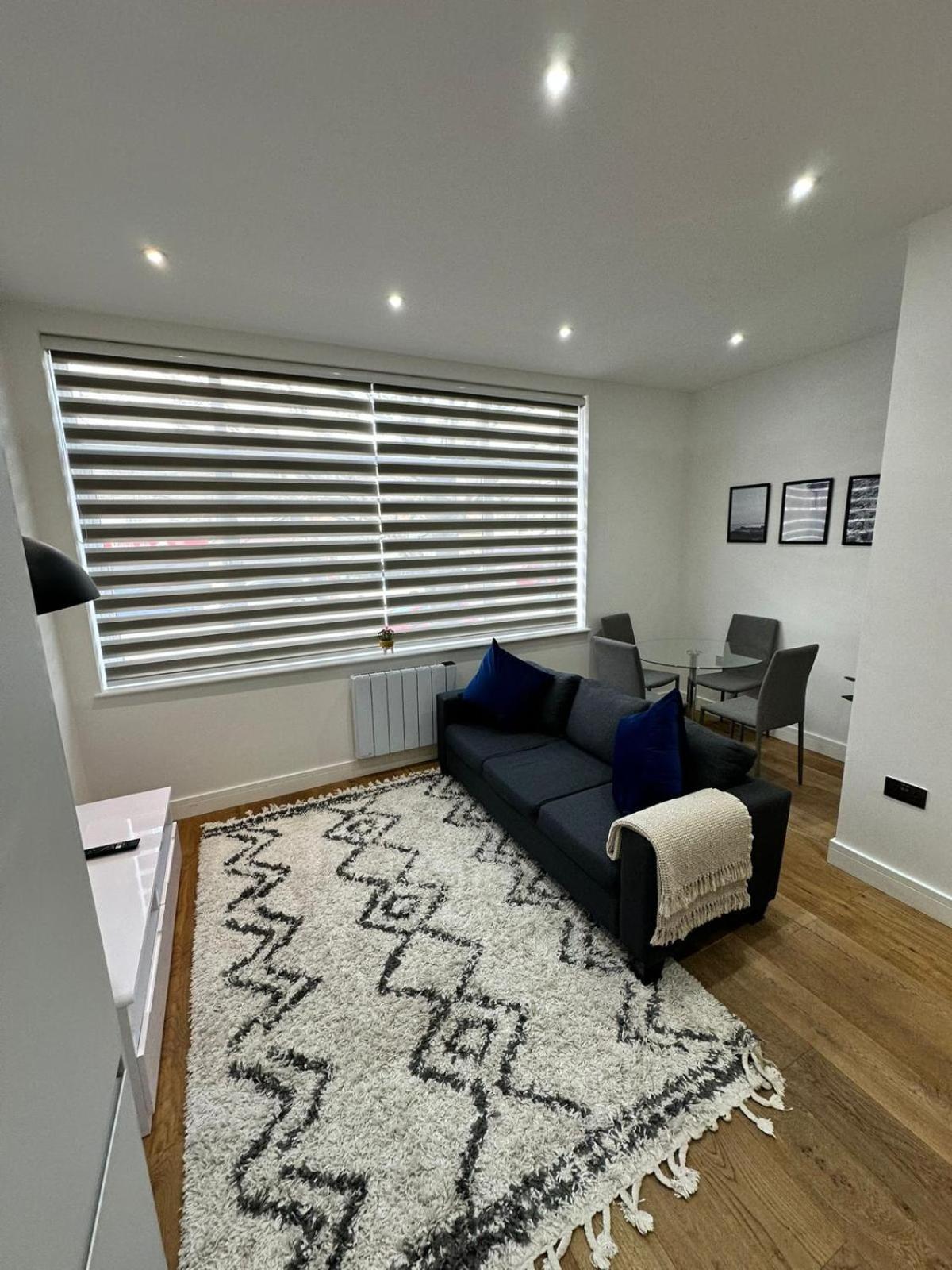 Deluxe Chic 1 2 Bed Apts Near Heathrow Legoland Windsor Slough Villa Exterior photo