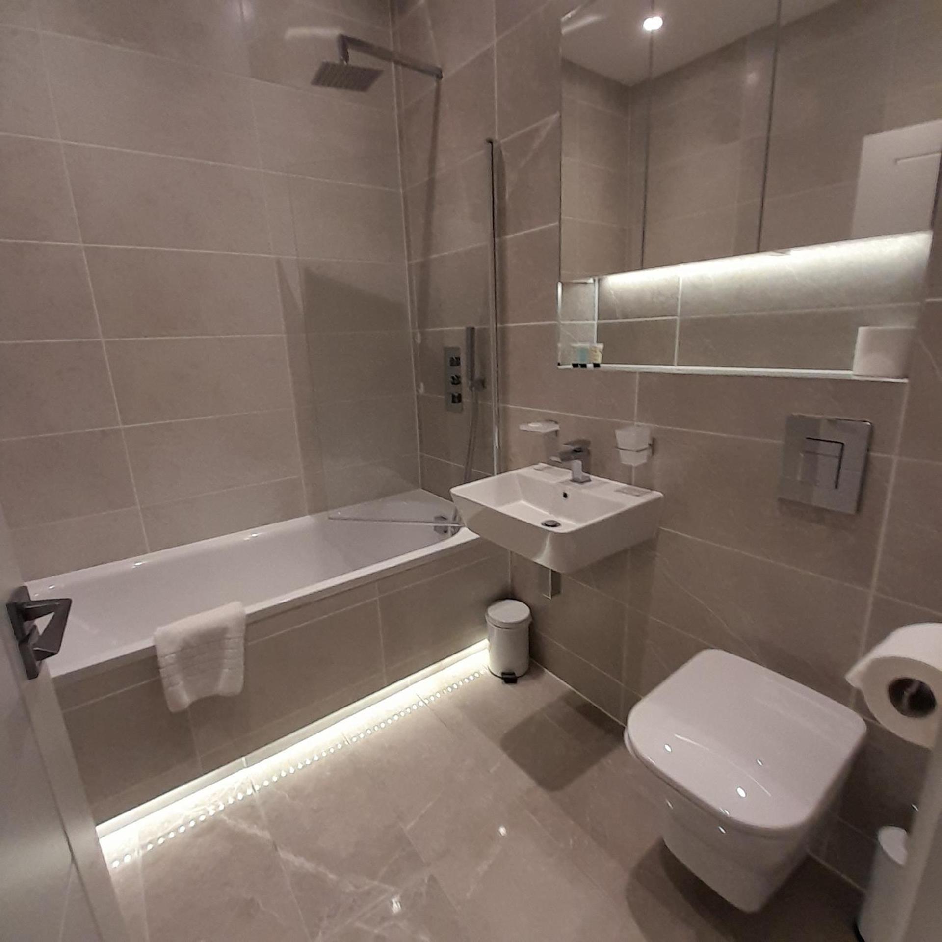 Deluxe Chic 1 2 Bed Apts Near Heathrow Legoland Windsor Slough Villa Exterior photo