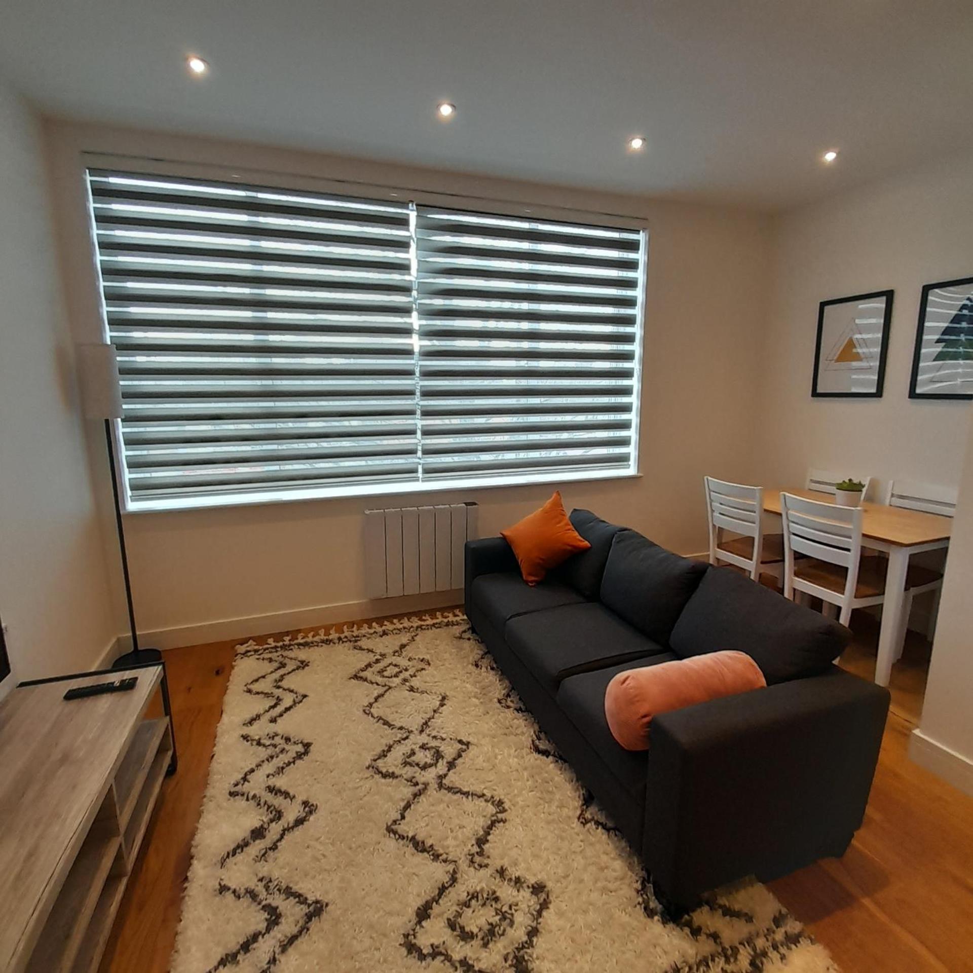 Deluxe Chic 1 2 Bed Apts Near Heathrow Legoland Windsor Slough Villa Exterior photo